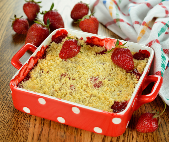 Il crumble di fragole e crema per il dessert di fine pasto