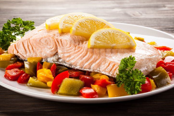 Il filetto di salmone al forno, la ricetta estiva facile da fare