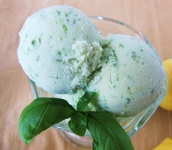 Il gelato al limone e basilico con la ricetta rinfrescante