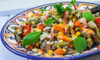 L'insalata di cereali misti fredda con verdure con la ricetta leggera