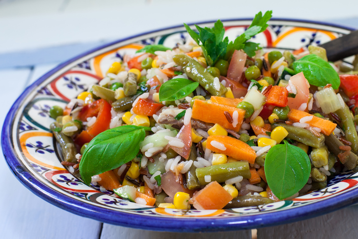 L&#8217;insalata di cereali misti fredda con verdure con la ricetta leggera