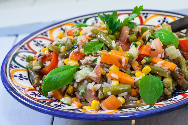 L’insalata di cereali misti fredda con verdure con la ricetta leggera