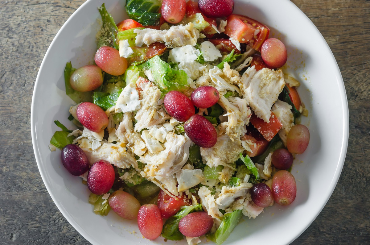 La ricetta dell’insalata con l’uva per il pranzo leggero