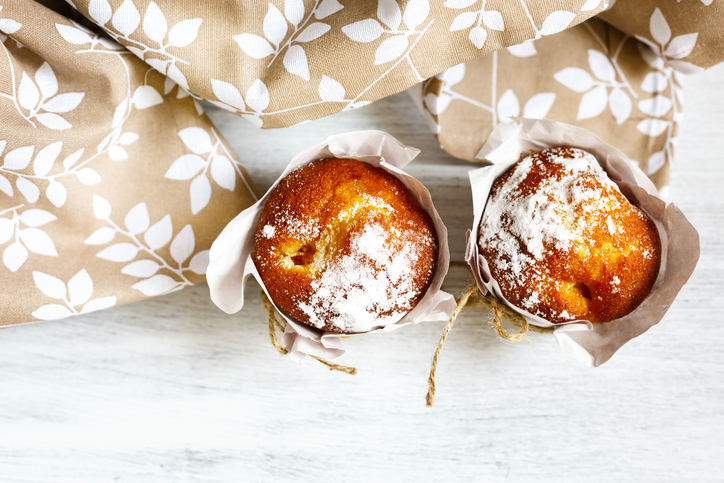 I muffin alle pesche e mandorle per la colazione estiva