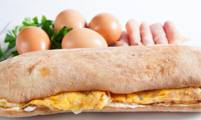 Il panino con frittata e prosciutto perfetto per il pranzo in spiaggia