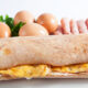 Il panino con frittata e prosciutto perfetto per il pranzo in spiaggia