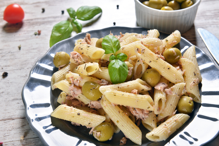 La pasta con olive e tonno senza pomodoro facile da preparare