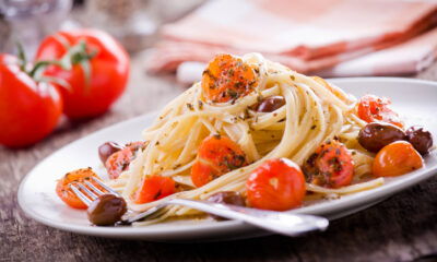 La pasta con speck e olive nere con la ricetta gustosa