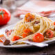 La pasta con speck e olive nere con la ricetta gustosa
