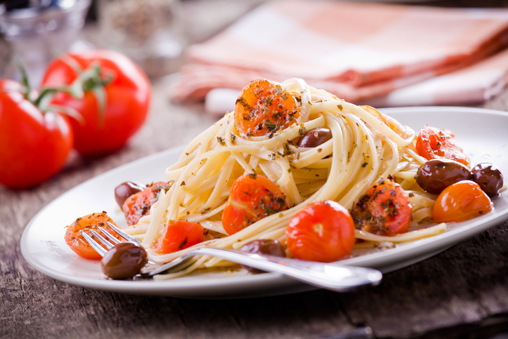 La pasta con speck e olive nere con la ricetta gustosa