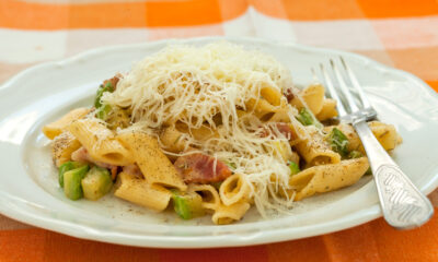 La pasta con zucchine e pancetta affumicata con la ricetta gustosa
