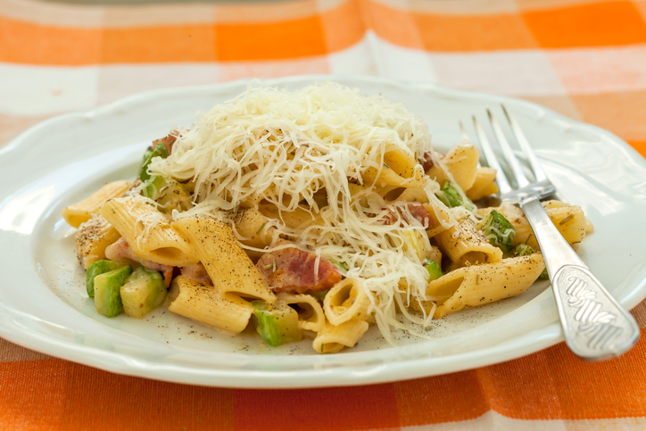 La pasta con zucchine e pancetta affumicata con la ricetta gustosa