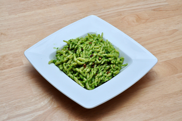 La pasta fredda al pesto e zucchine pronta in pochi minuti