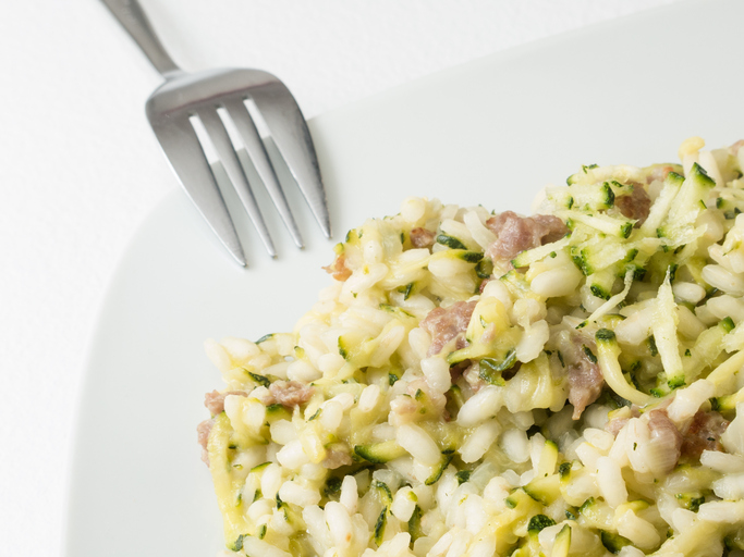 Come preparare il risotto alle zucchine e pancetta affumicata