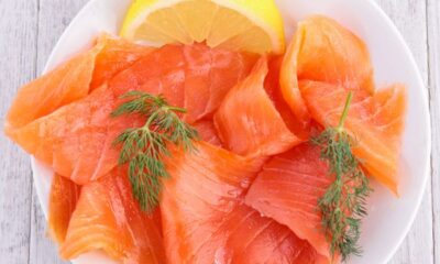 Il riso freddo con salmone e limone con la ricetta estiva