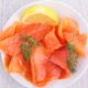 Il riso freddo con salmone e limone con la ricetta estiva