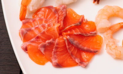 Il riso freddo con salmone gamberetti e rucola per un pranzetto sfizioso