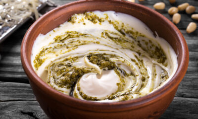 La salsa allo yogurt greco e basilico per condire le insalate