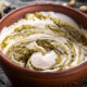 La salsa allo yogurt greco e basilico per condire le insalate