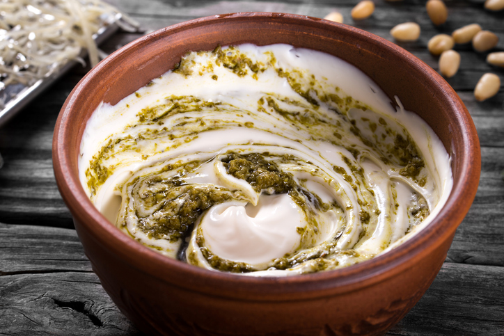 La salsa allo yogurt greco e basilico per condire le insalate