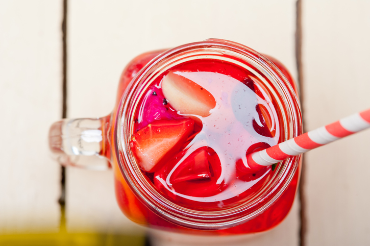 La sangria bianca alle fragole con la ricetta facile