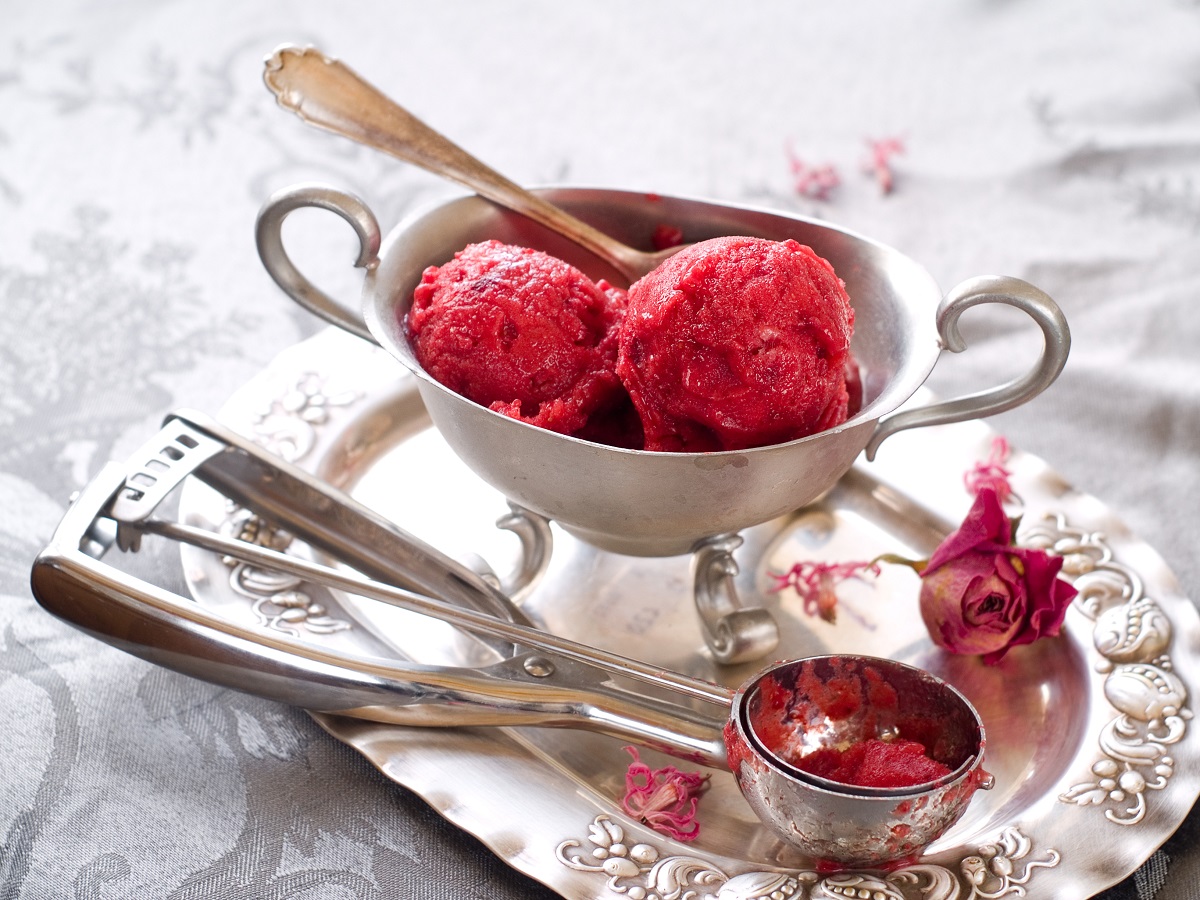 Come fare il sorbetto alla fragola, la ricetta facile e veloce