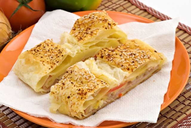 Lo strudel ai pomodori e provola per una cena sfiziosa