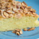 La torta al latte di mandorla con la ricetta vegan