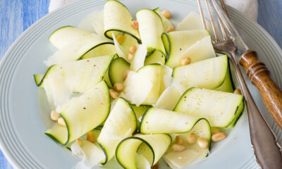 Le zucchine crude marinate al limone perfette per l'antipasto