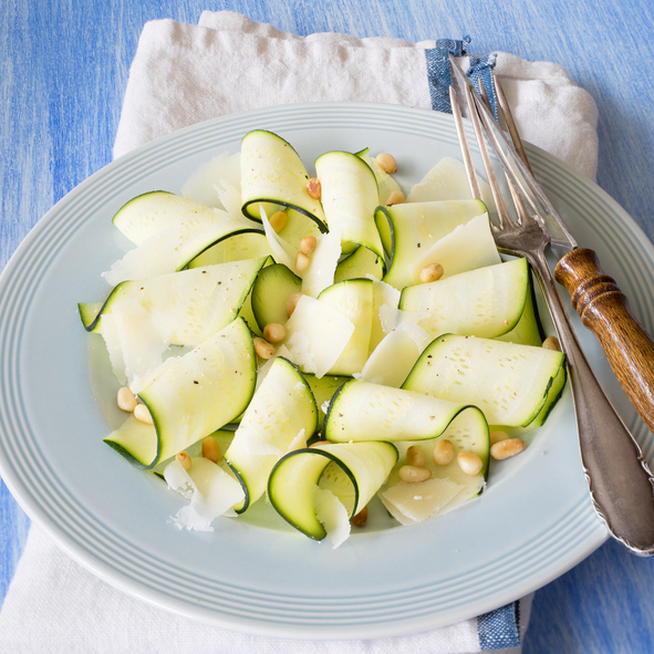 Le zucchine crude marinate al limone perfette per l’antipasto