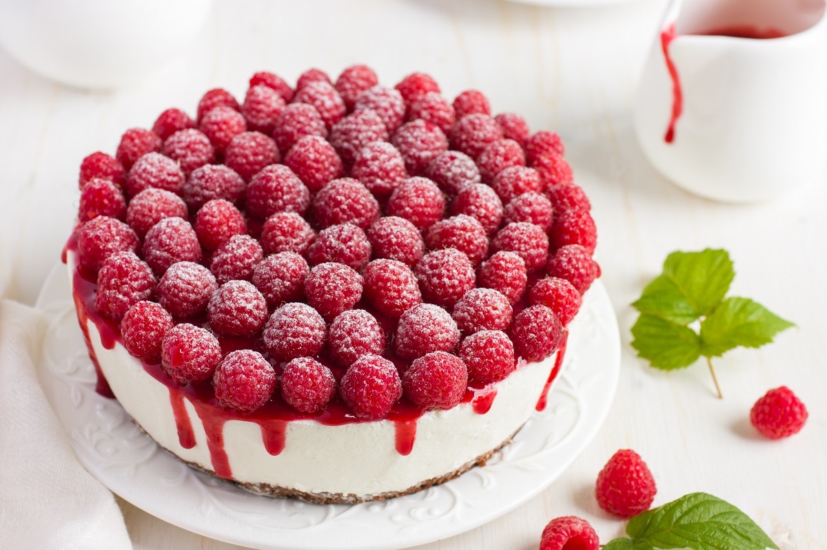 Come fare la cheesecake allo yogurt e lamponi con la ricetta veloce