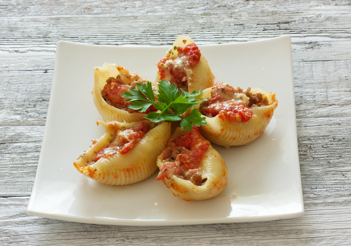 Le conchiglie ripiene di pesce, la ricetta del pranzo in famiglia