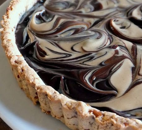 La crostata marmorizzata al mascarpone e nutella per il dessert di fine pasto