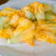 Ecco la pasta ai fiori di zucca e tonno perfetta per il pranzo estivo