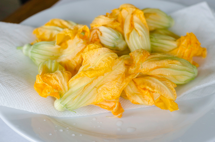 Ecco la pasta ai fiori di zucca e tonno perfetta per il pranzo estivo