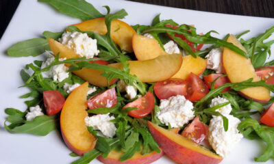 L'insalata con pesche e feta con la ricetta sfiziosa