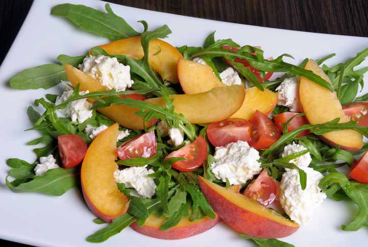 L&#8217;insalata con pesche e feta con la ricetta sfiziosa