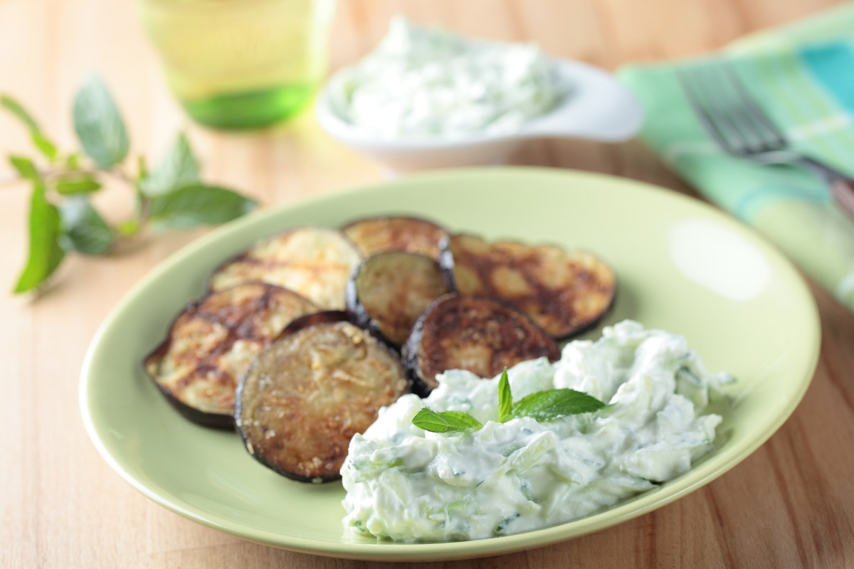 La ricetta per fare il casa le melanzane con yogurt greco