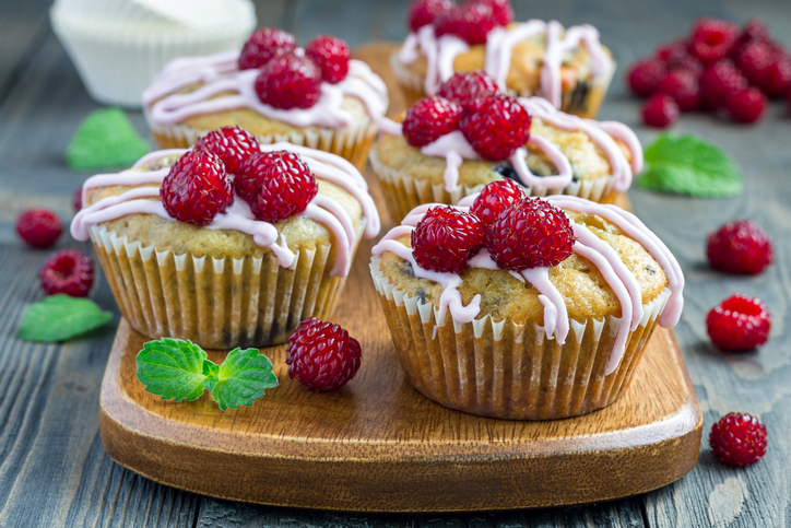 I muffin ai lamponi e banane ideali per la merenda