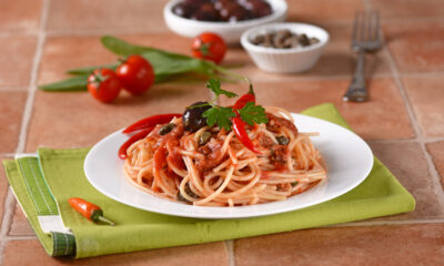 Ecco la pasta con acciughe, capperi e pomodoro con la ricetta veloce