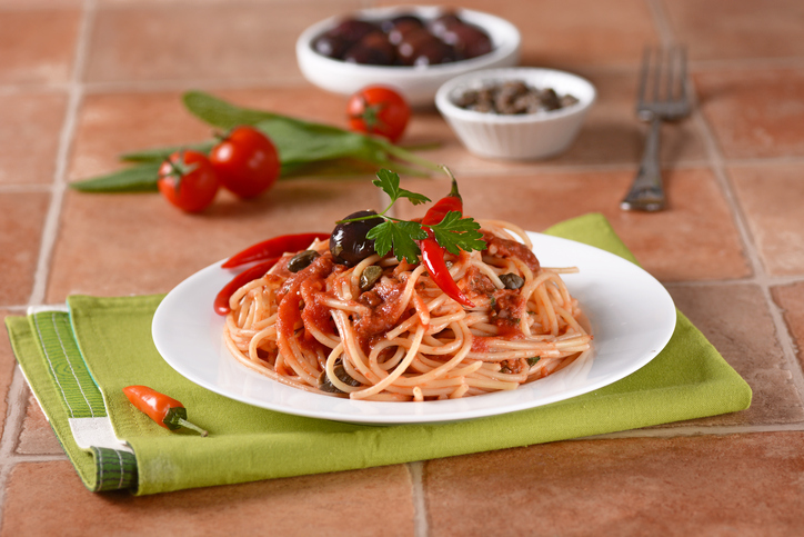 Ecco la pasta con acciughe, capperi e pomodoro con la ricetta veloce