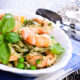 La pasta con gamberetti e piselli con la ricetta semplice
