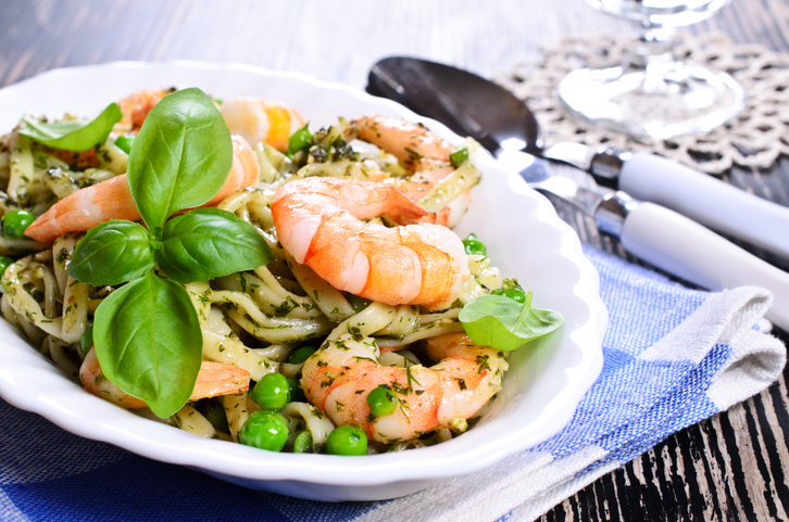 La pasta con gamberetti e piselli con la ricetta semplice