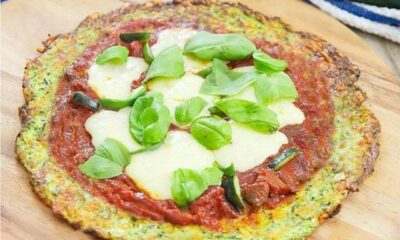 La pizza di zucchine con pomodoro e mozzarella con la ricetta sfiziosa