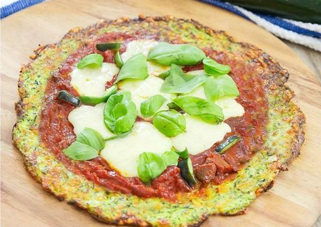 La pizza di zucchine con pomodoro e mozzarella con la ricetta sfiziosa