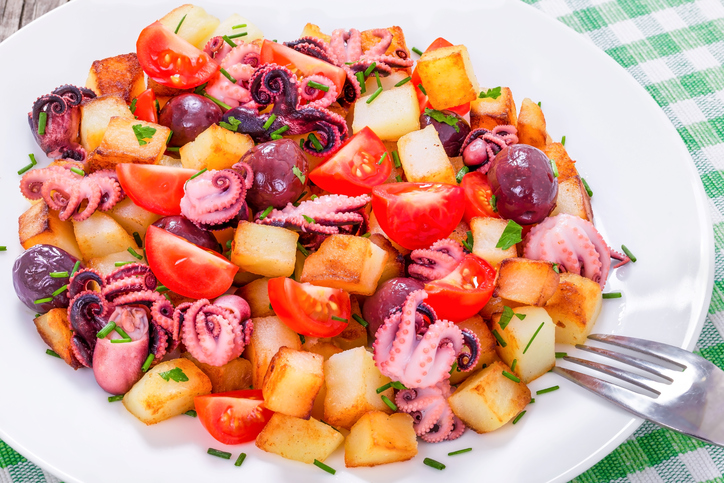 Il polpo con patate e olive da portare in tavola con la ricetta facile