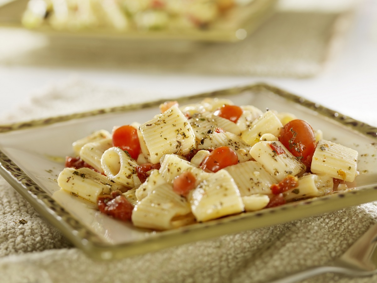 Come fare la pasta caprese fredda: la ricetta facile