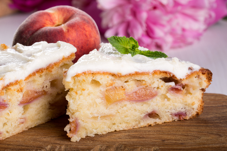 La torta alle pesche yogurt e mandorle da gustare a colazione