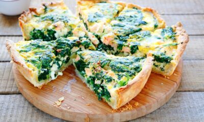 torta salata con spinaci, wurstel e mozzarella