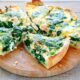 torta salata con spinaci, wurstel e mozzarella